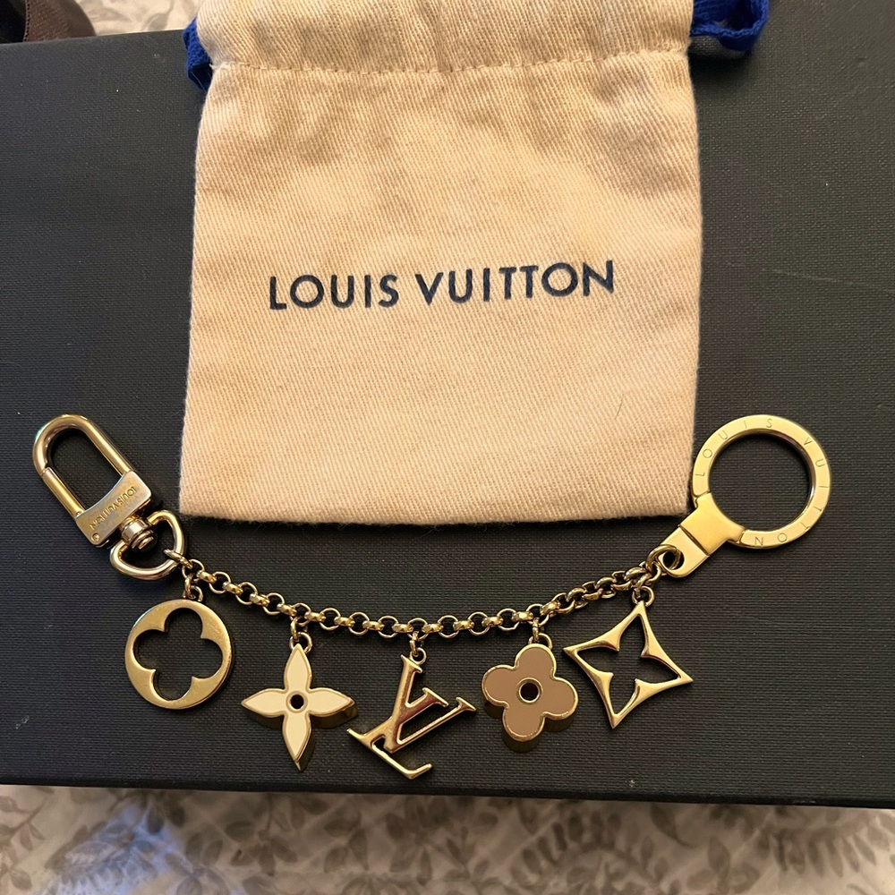 Beautiful, authentic Louis Vuitton bracelet, gold tone, beige, cream